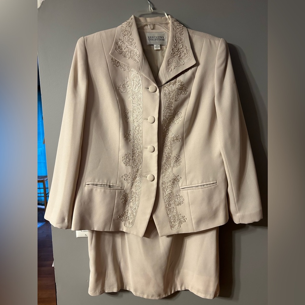 Executive Collection off white / beige Women’s Size 16 two piece
